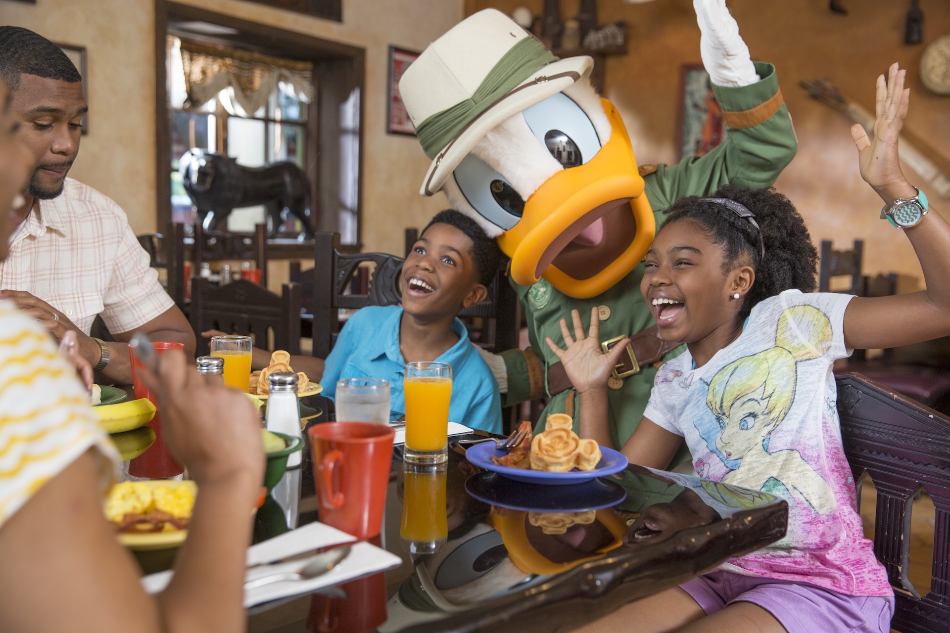 Donald Duck dining with a family at Walt Disney World