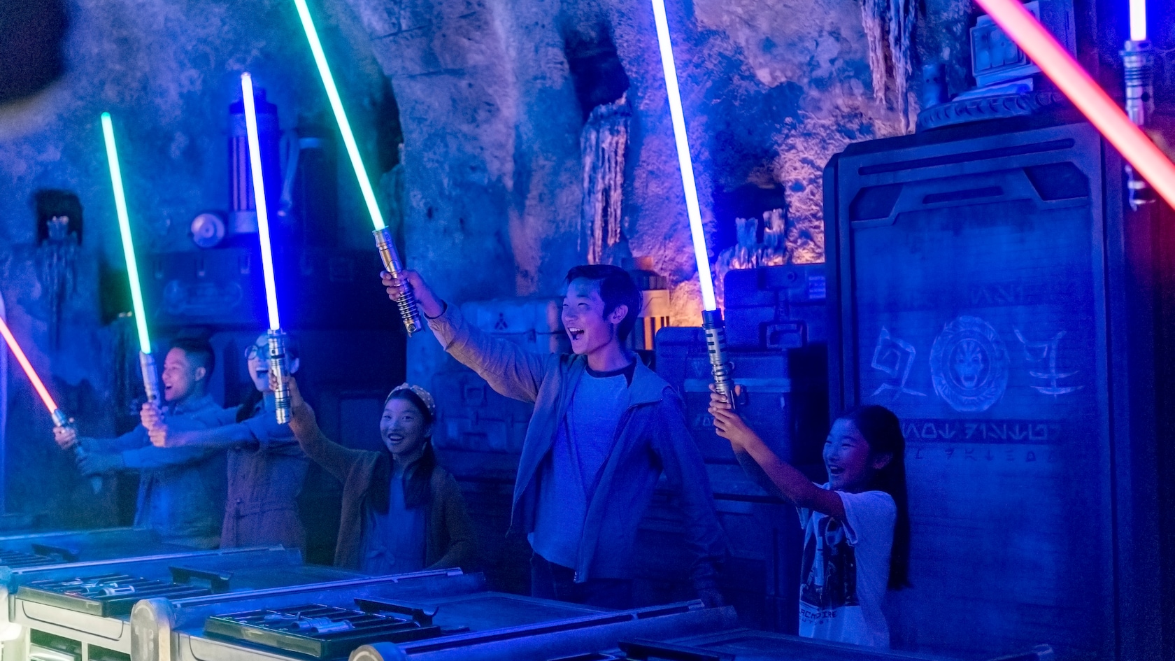 Guests building lightsabers at Savi’s Workshop in Star Wars: Galaxy’s Edge