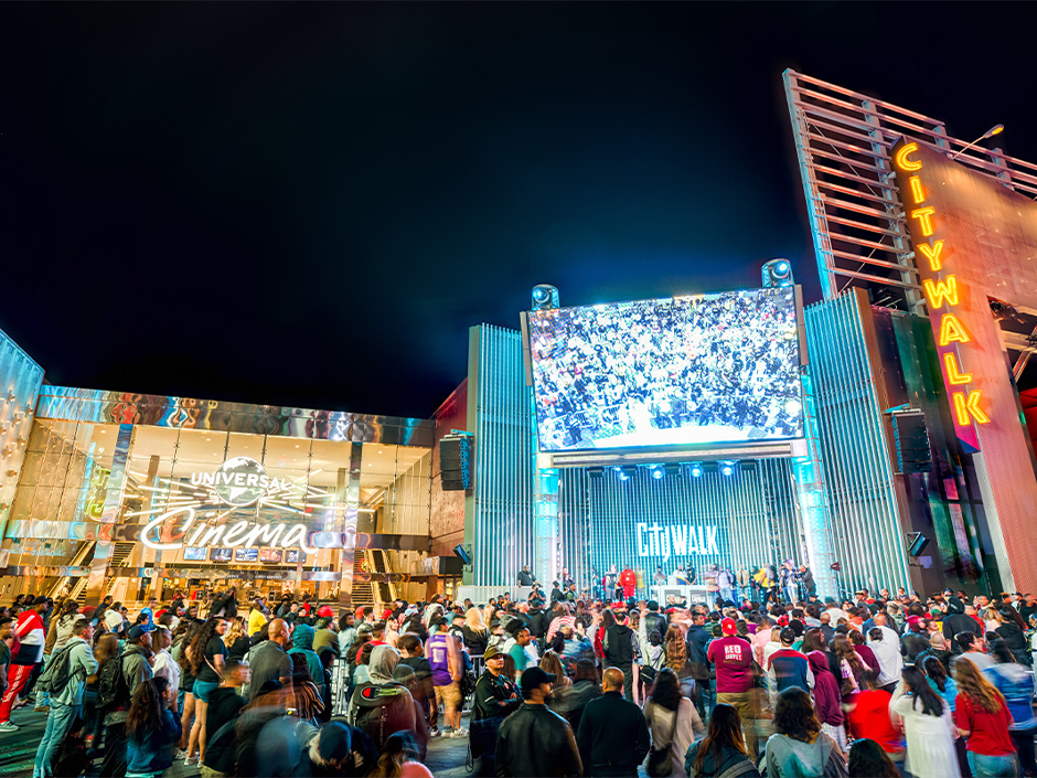 A crowd gathered at the 5 Towers Stage at Universal CityWalk Hollywood