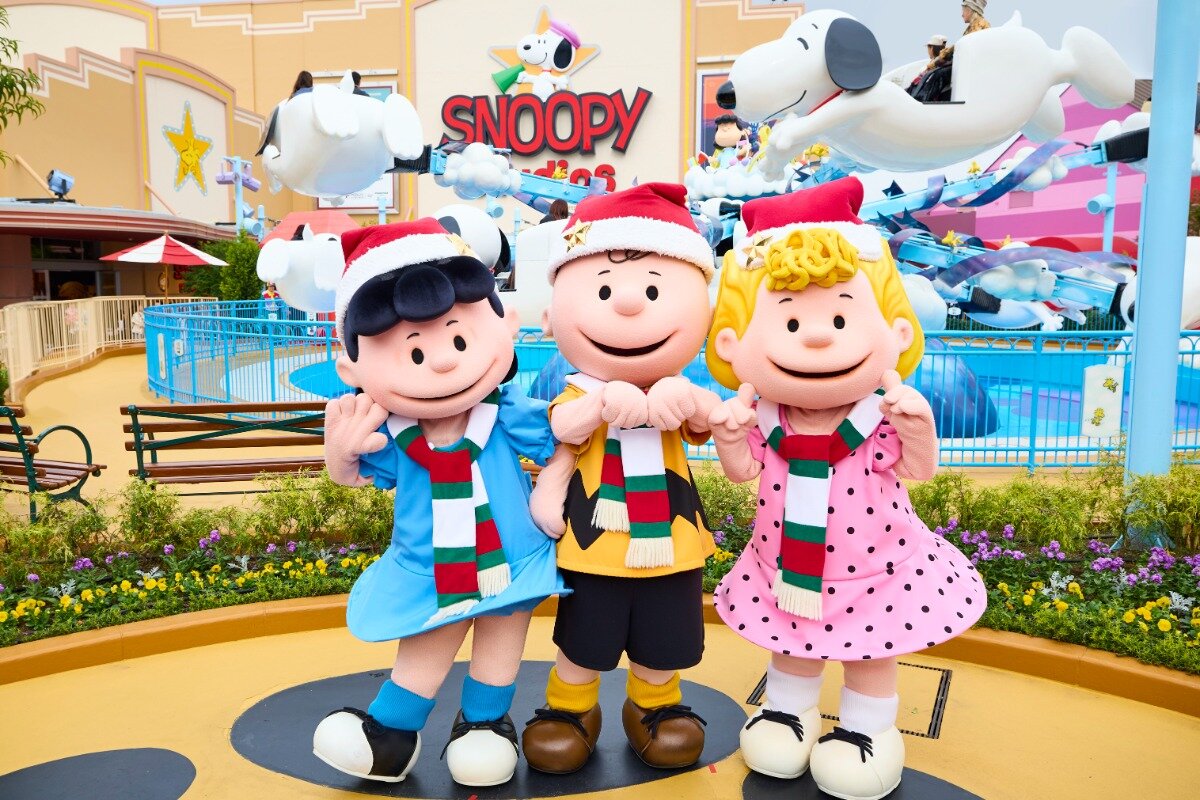 Snoopy and Peanuts characters wearing winter outfits at Universal Studios Japan