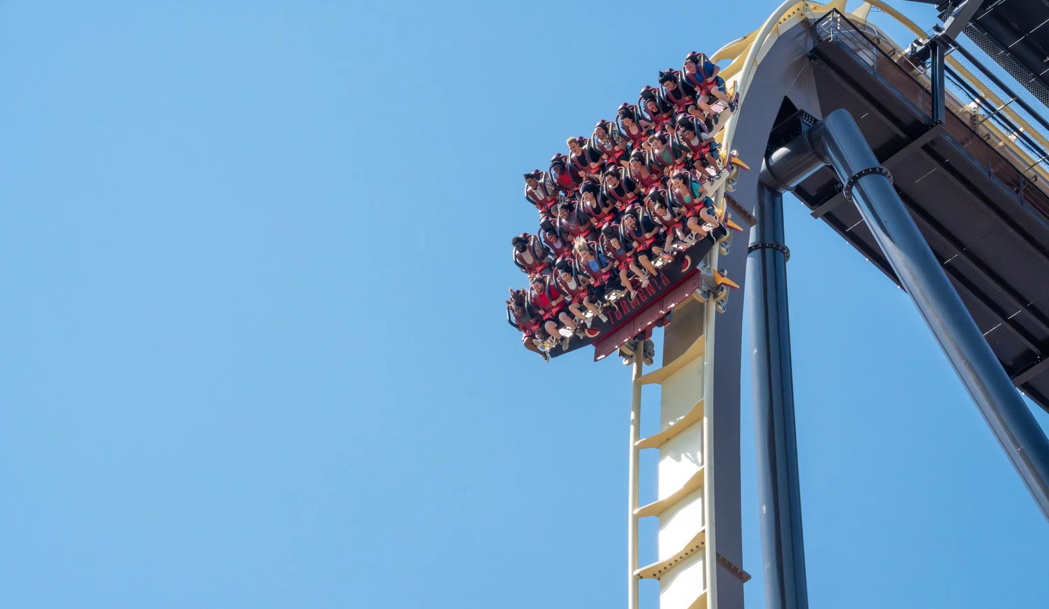 Tormenta Rampaging Run train descends the coaster's first drop at Six Flags Over Texas