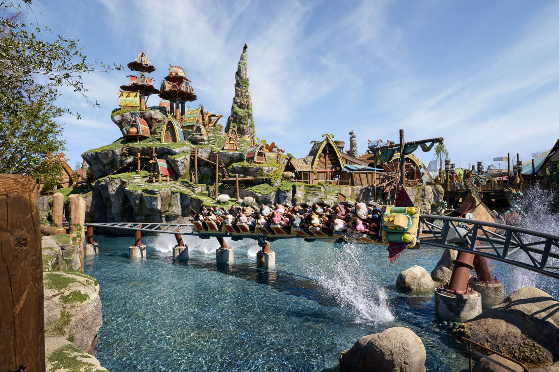 Hiccup's Wing Gliders train crossing the lagoon in How to Train Your Dragon – Isle of Berk