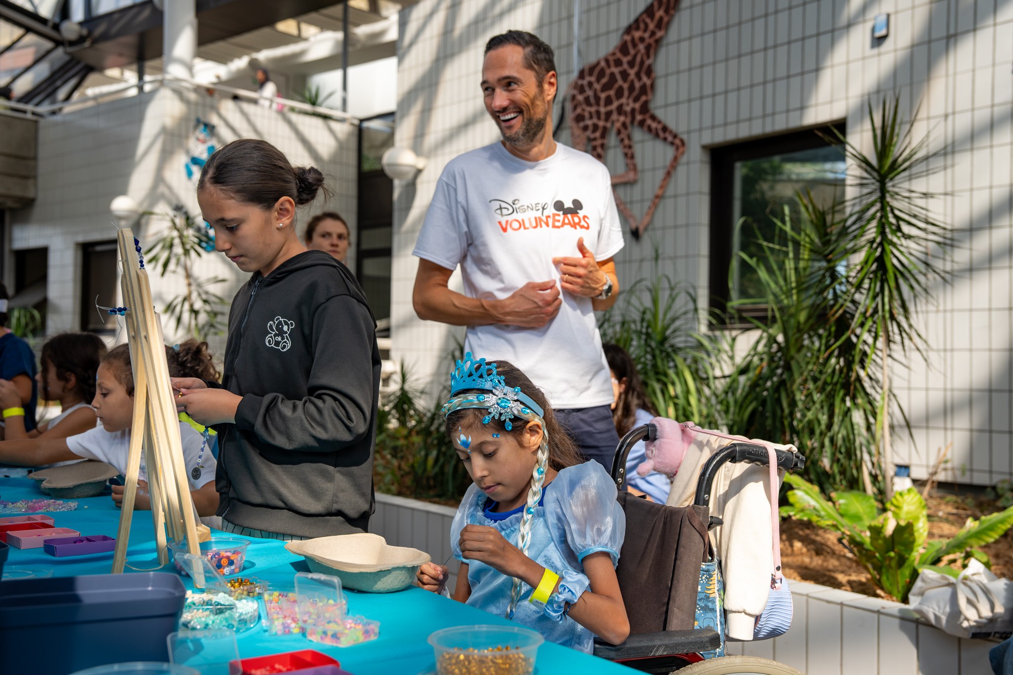 Children take part in arts and crafts with a Disney VoluntEAR