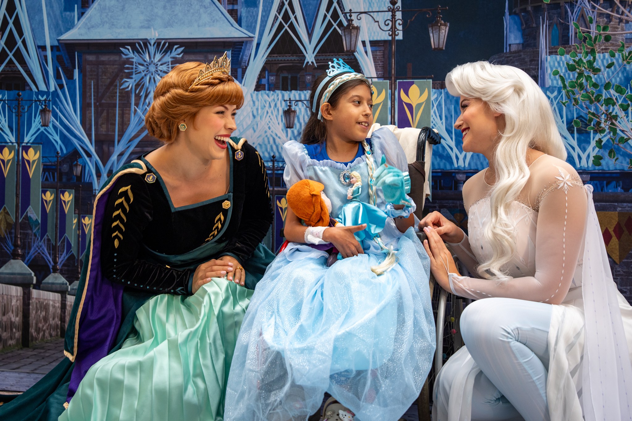 Anna and Elsa visit a child at Robert-Debré Hospital in Paris