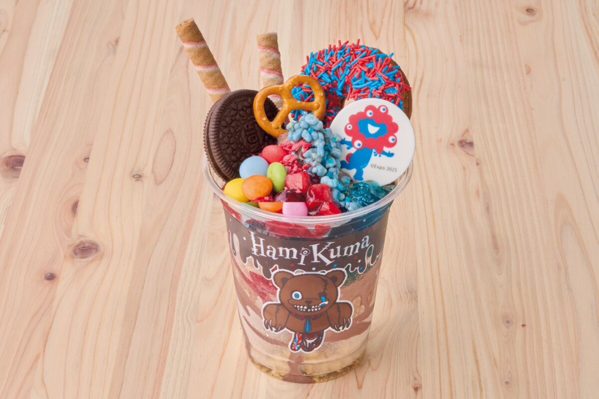 Myaku-Myaku and Hamikuma chocolate and mixed berry sundae at Universal Studios Japan