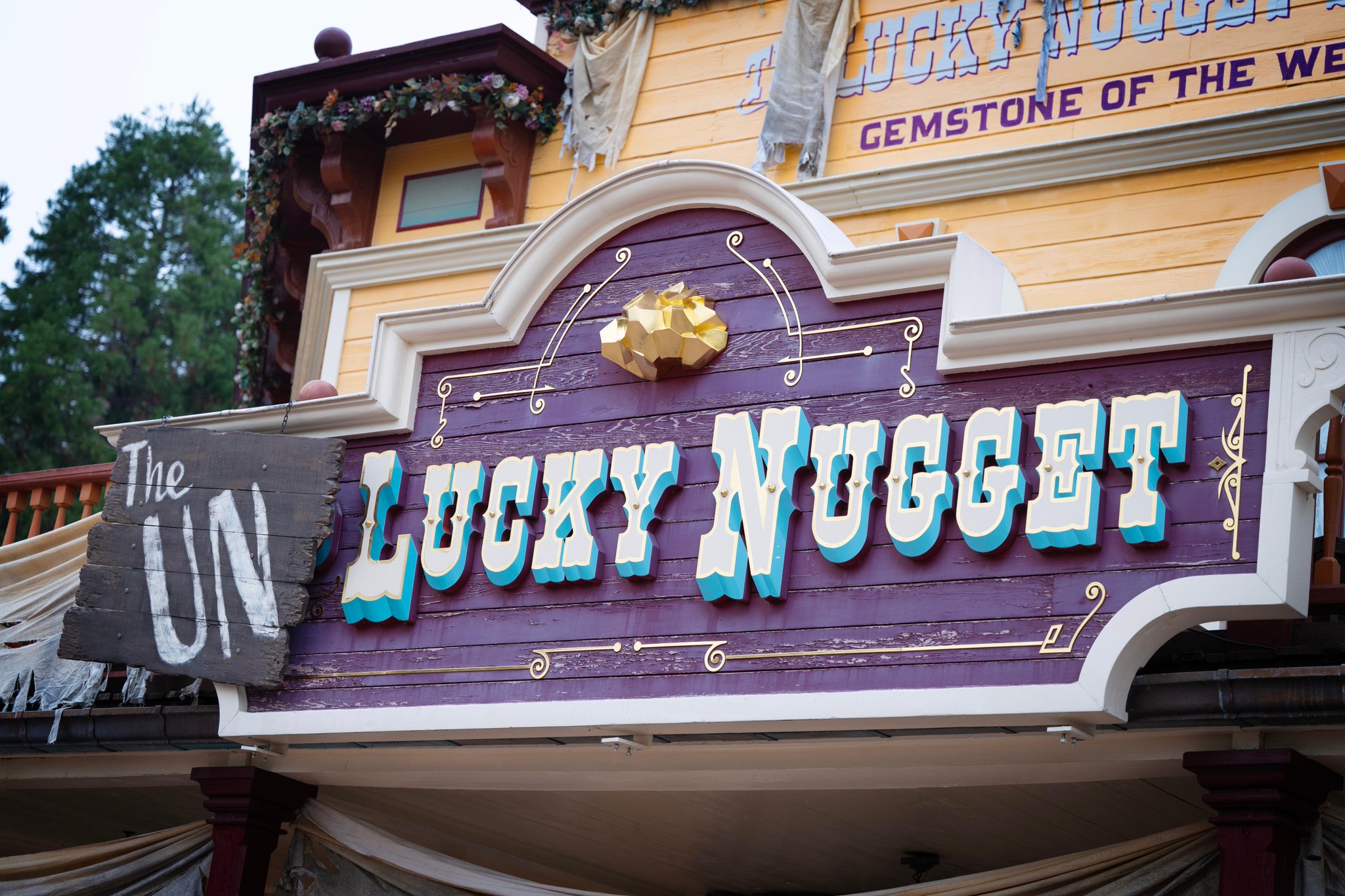 The Lucky Nugget Saloon sign with a wooden UN panel added for Halloween at Disneyland Paris