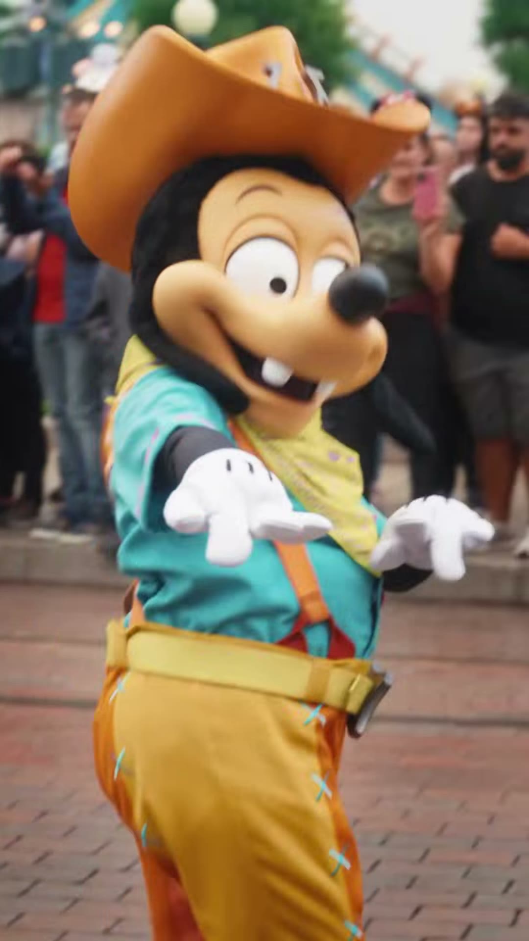 Goofy appears in Disneyland Paris’s official video about a Halloween visit for 60 children