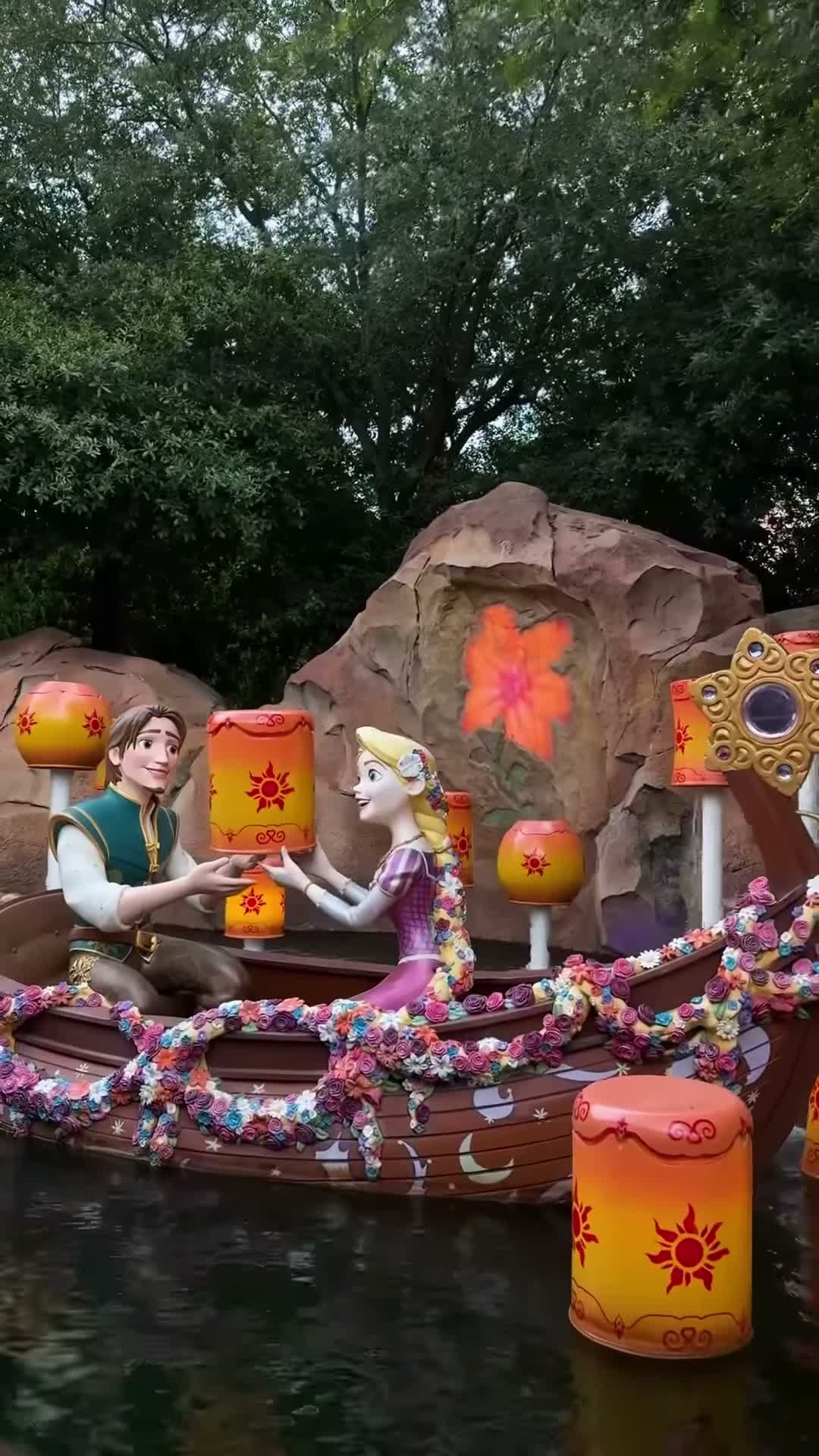 Rapunzel and Flynn Rider scene on Voyage to the Crystal Grotto at Shanghai Disneyland