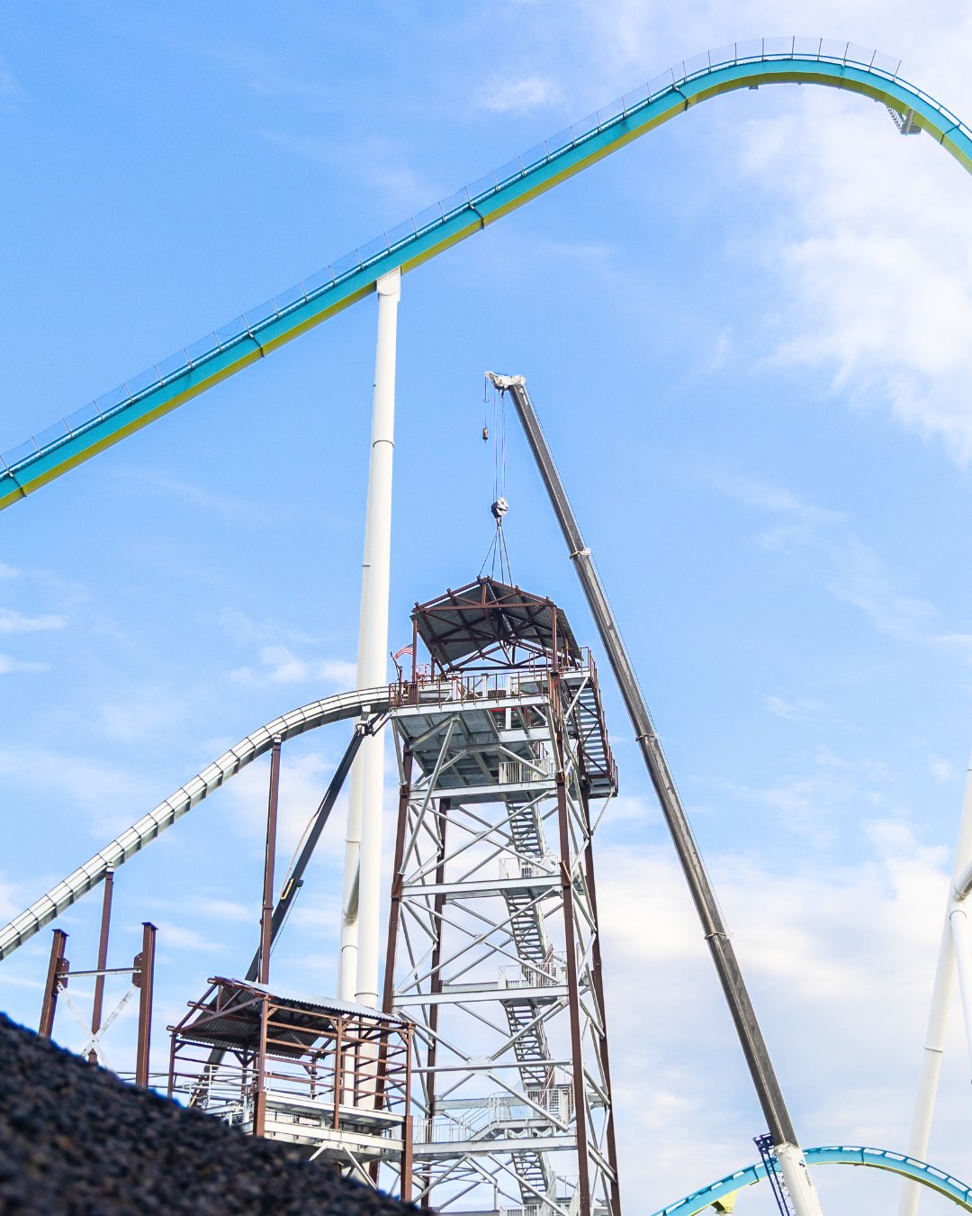 Rip Roarin' Falls drop tower and crane framed by Fury 325 track