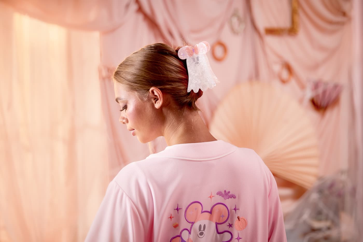 Model wearing a Disney Cutie Ghost claw clip