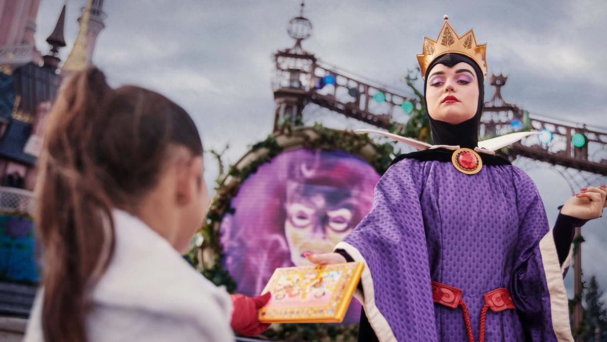 Mickey's Halloween Celebration performers at Disneyland Paris