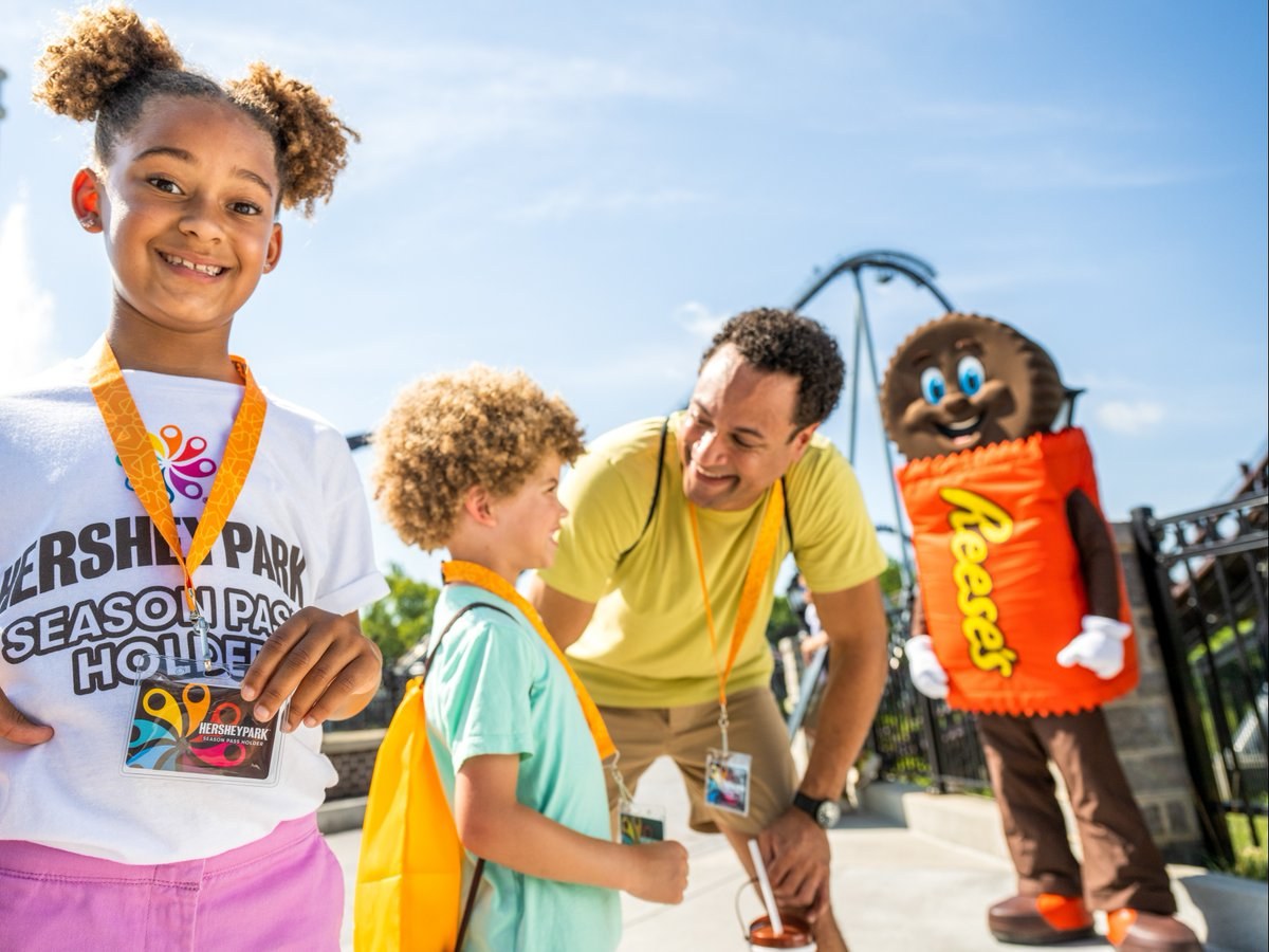 Hersheypark passholders with the Reese's character outside the amusement park