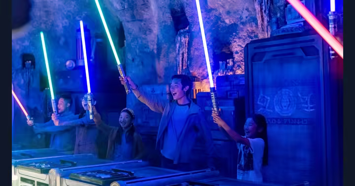 Guests building lightsabers at Savi’s Workshop in Star Wars: Galaxy’s Edge