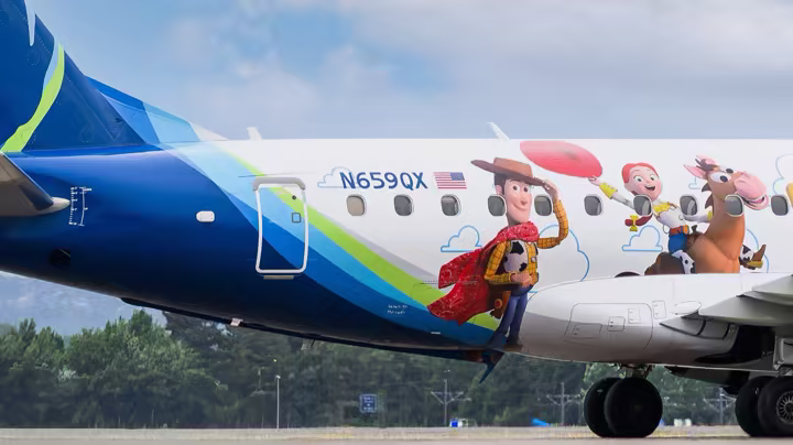 Horizon Air Embraer 175 in Toy Story 5 livery