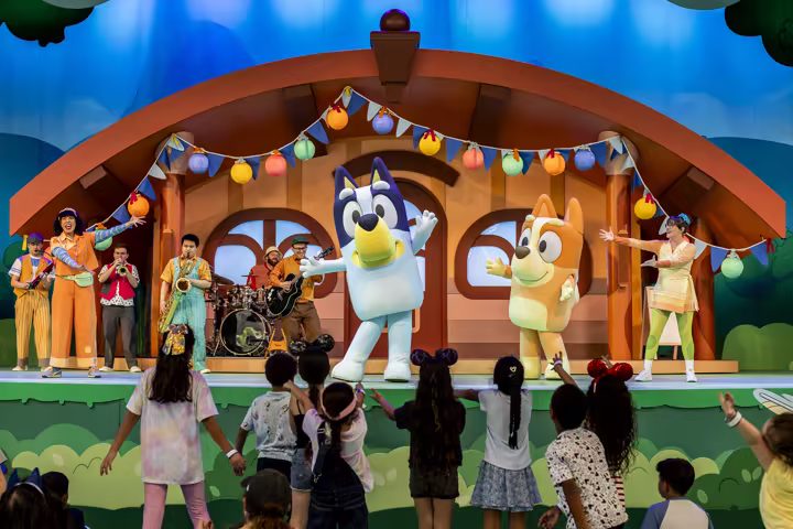 Bluey and Bingo in a Disney live entertainment setting