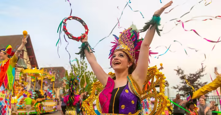 Grand Carnivale performer at Kings Island