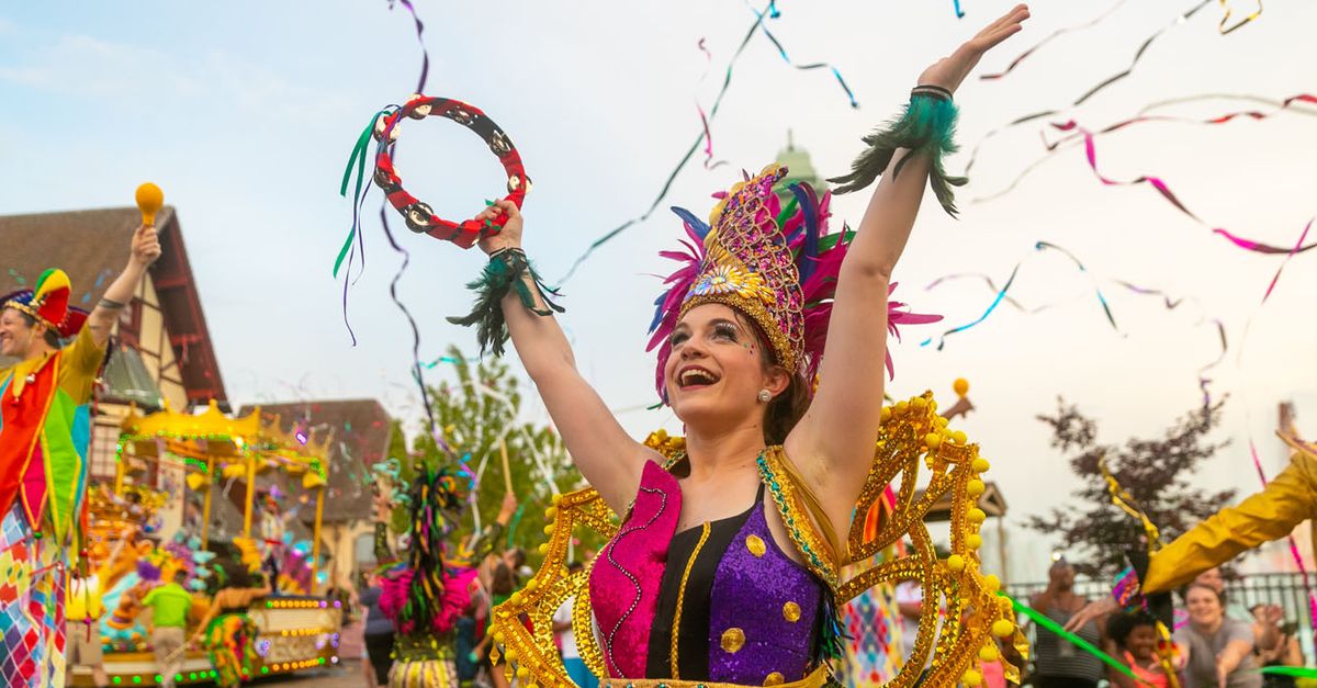 Grand Carnivale performer at Kings Island