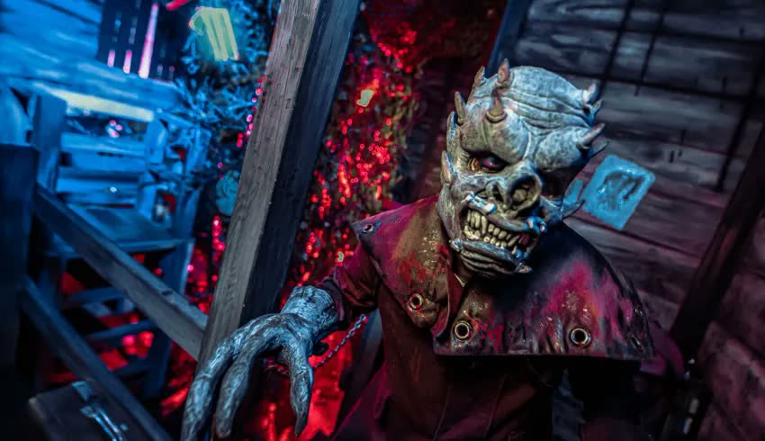 Monster performer inside a Knott's Scary Farm haunted maze