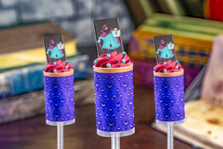 Hatbox Ghost Pop: Chocolate crumbs layered with chocolate mousse and dulce de leche topped with blue crispy pearls and a chocolate piece (New) (Available during Mickey’s Not-So-Scary Halloween Party only)