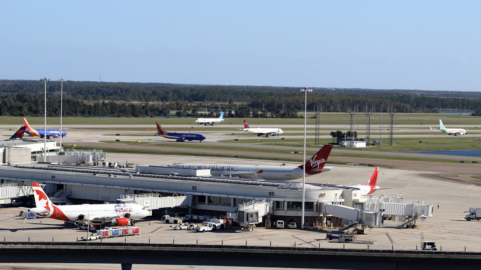 Aircraft at gates and taxiing at Orlando International Airport