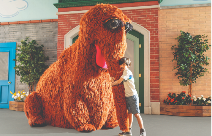 Snuffy meets a young guest at Sesame Place Philadelphia