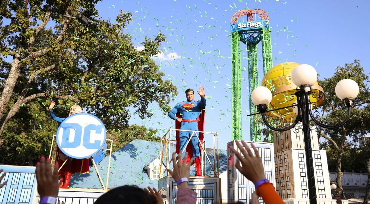 Superman riding a float in the Héroes y Villanos parade