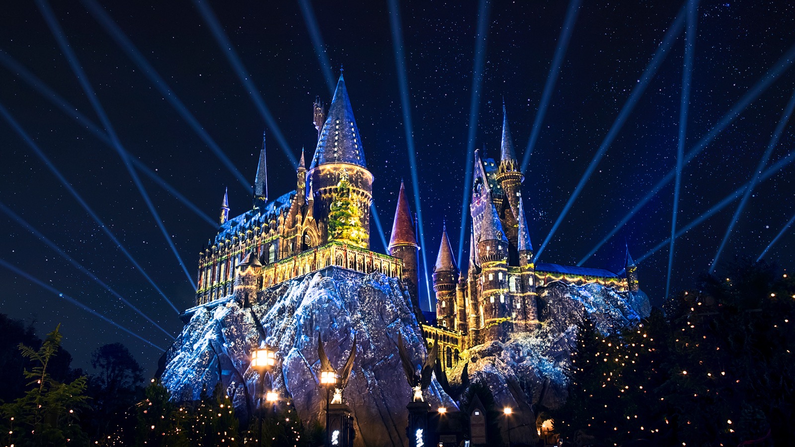 Hogwarts Castle illuminated for Christmas in The Wizarding World of Harry Potter