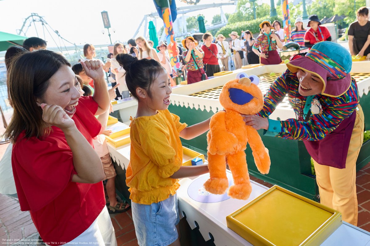 Elmo stands beside a summer festival game at Universal Studios Japan